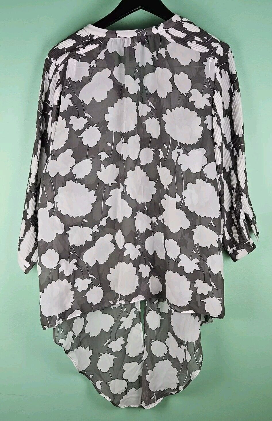 Lane Bryant Woman’s Blouse Sz 18/20 White Gray Floral Pleated Sleeves Button Up