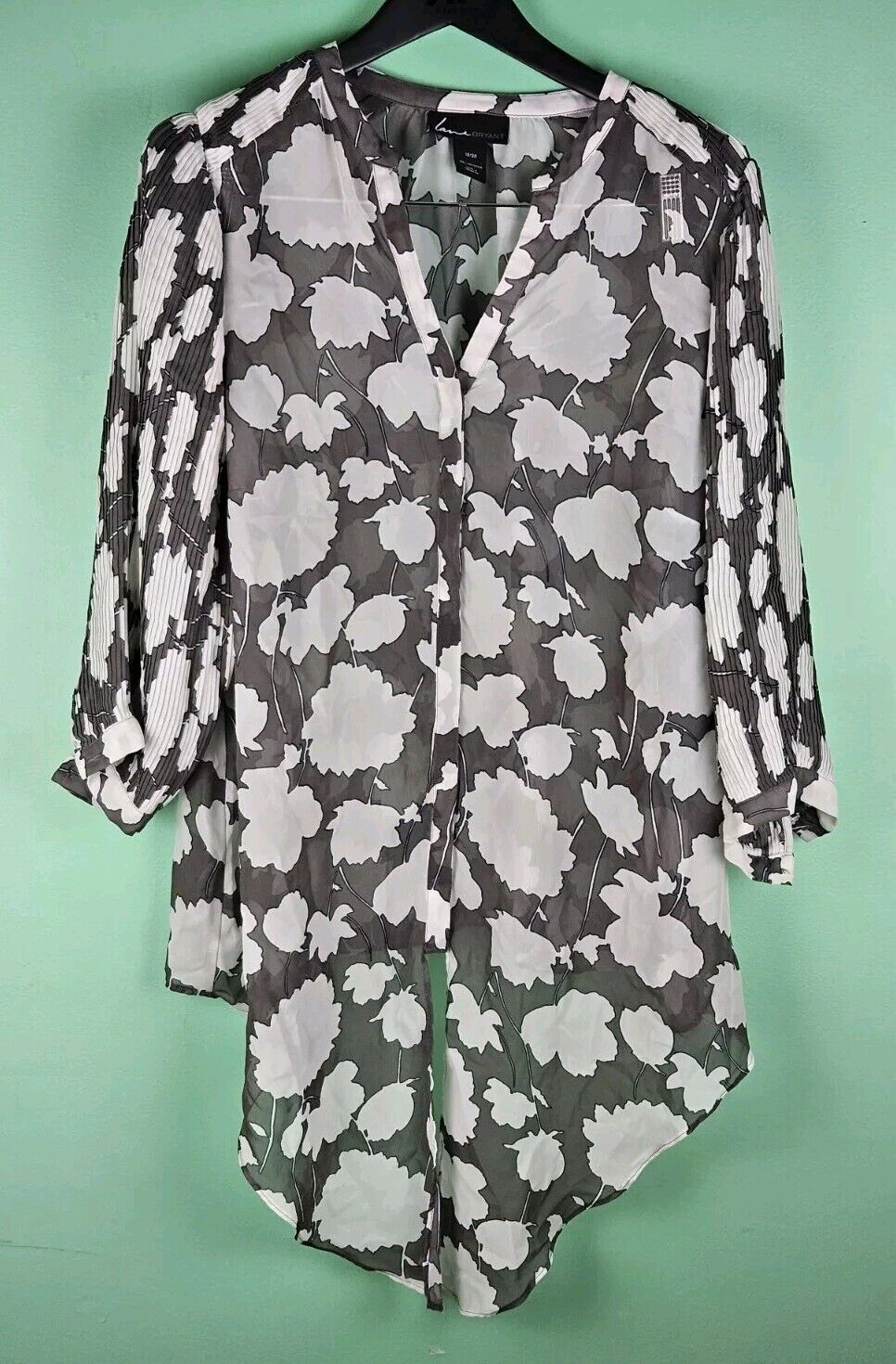 Lane Bryant Woman’s Blouse Sz 18/20 White Gray Floral Pleated Sleeves Button Up